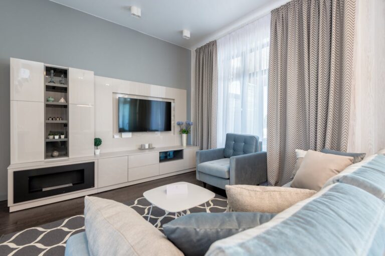 Düzenli ve sade minimalist oda dekorasyonu