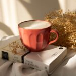 Sabah rutininde kitap ve kahve ile güne başlamak